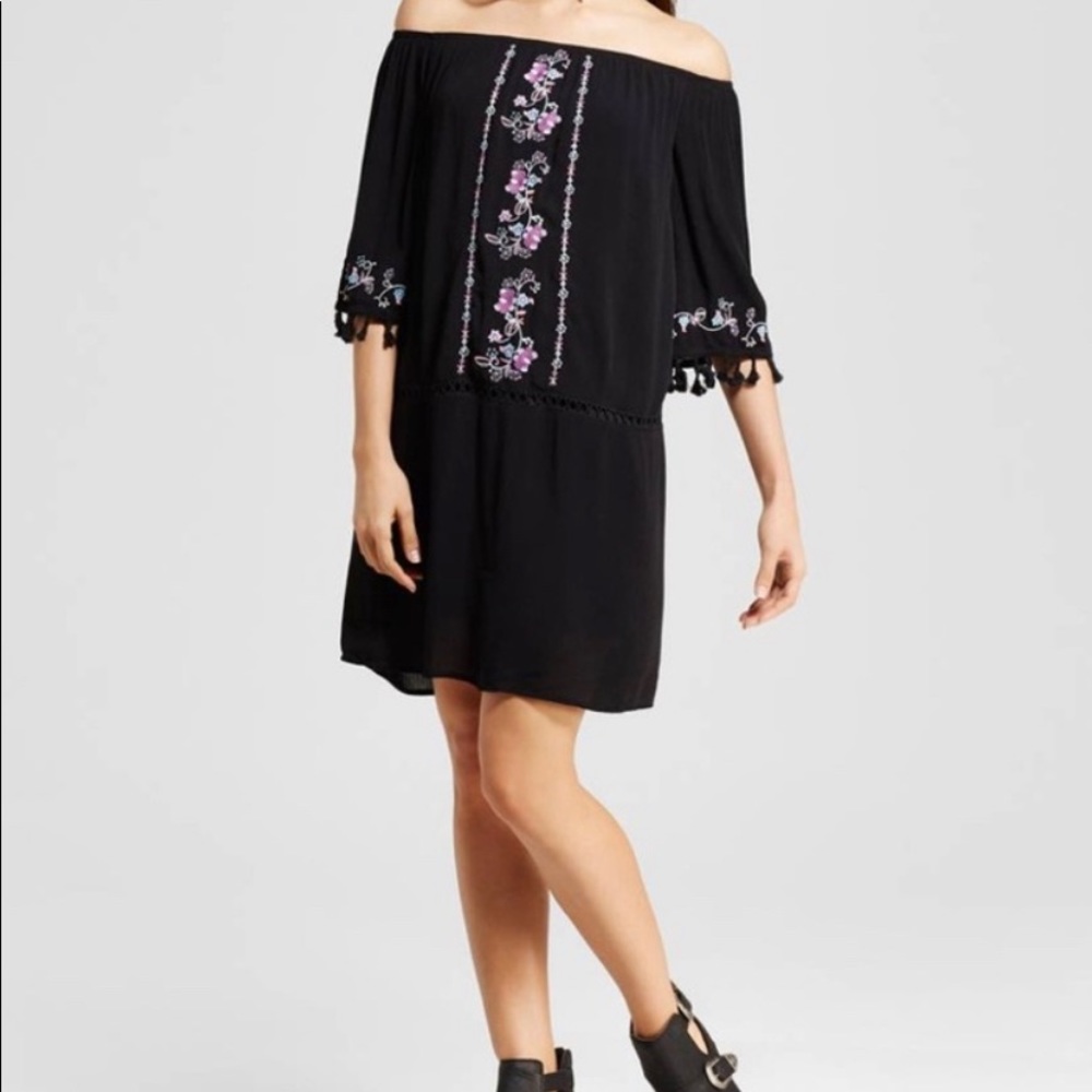 🛍💵 4/$25 Off the Shoulder Shift Dress